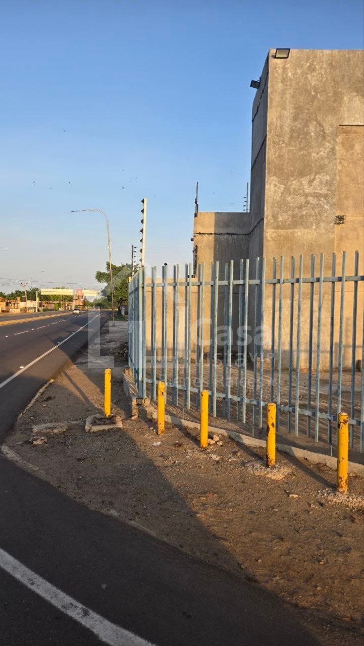 photo_5062367683264842743_y Galpón comercial en Maracaibo | 930 m² | Plaza El Ángel