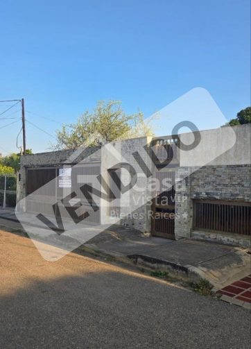 Fachada de Casa en Venta San Miguel Maracaibo con porche de terracota.